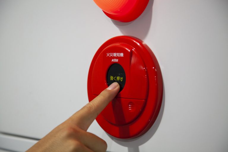 火災報知器の点検は必須!種類別の点検内容、頻度などわかりやすく解説 火災報知器の点検は必須!種類別の点検内容、頻度などわかりやすく解説